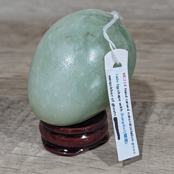 Hand carved natural green jade egg with Zhong Kui with wooden stand - Picture 6 of 8